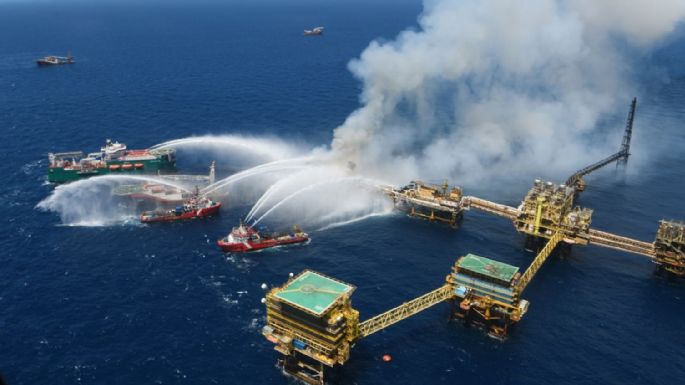 Al menos dos muertos y ocho heridos por el incendio en plataforma de Pemex