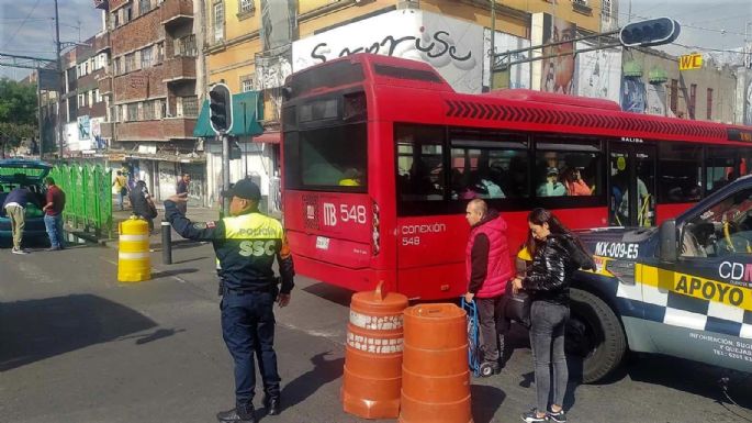 Chocan dos unidades del Metrobús en Bucareli