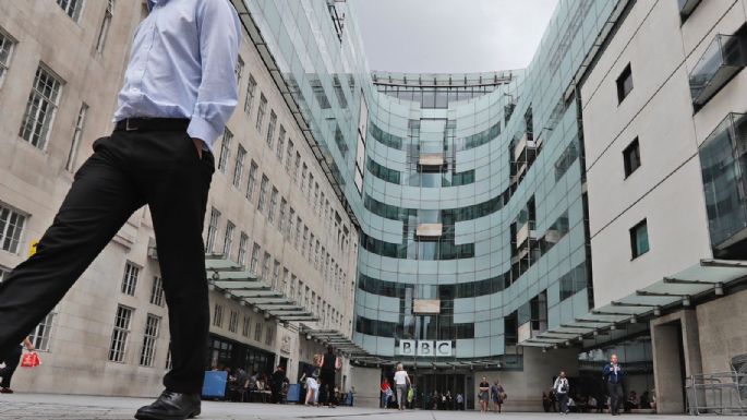 Presentador de la BBC enfrenta acusaciones por pagos a una menor a cambio de fotos sexuales
