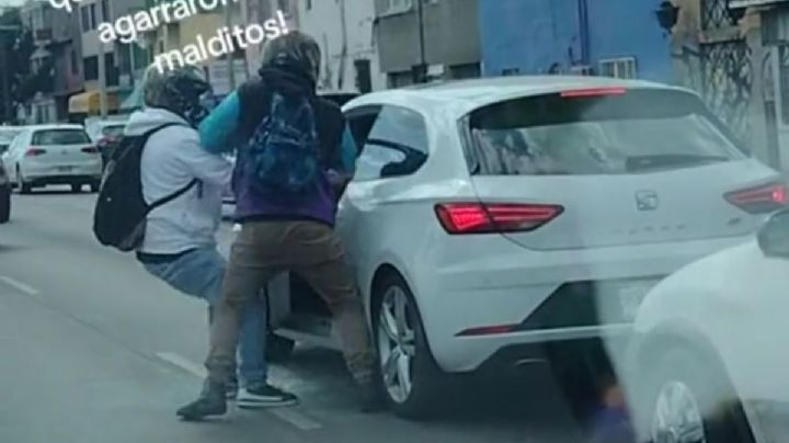 Automovilista forcejea con asaltantes en Circuito Interior; fueron detenidos (Videos)