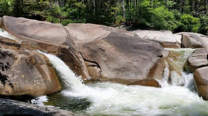 Una mujer se ahoga tratando de salvar a su hijo en una cascada en Nueva Hampshire