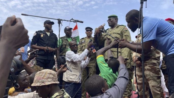 Nigerinos buscan voluntarios para ayudar a la junta militar ante una posible invasión