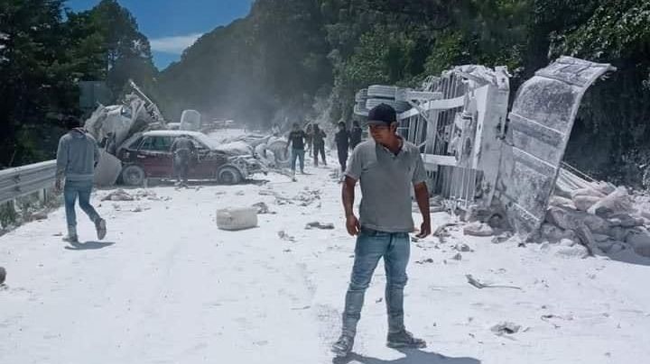 Tráiler sin frenos choca contra siete autos y vuelca en San Cristóbal; hay nueve heridos (Videos)