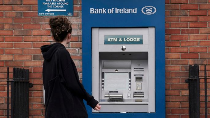 Problema técnico en banco permite a clientes retirar dinero de más
