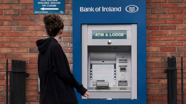 Problema técnico en banco permite a clientes retirar dinero de más