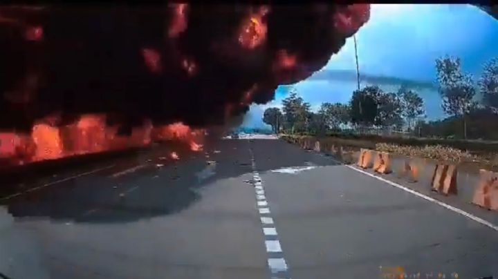 Cae una avioneta en plena carretera en Malasia; hallan nueve cuerpos (Video)