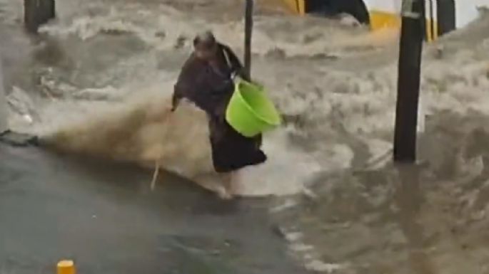 Inundación arrastra a una mujer de la tercera edad en Coacalco (Video)