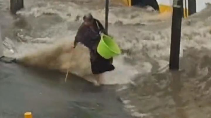 Inundación arrastra a una mujer de la tercera edad en Coacalco (Video)