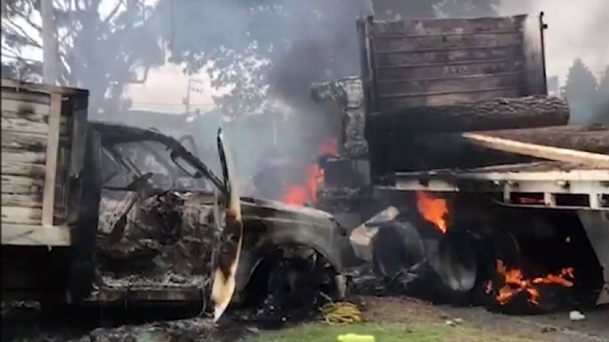 Chocan presuntos talamontes con GN; bloquean y queman vehículos en Huitzilac, Morelos (Video)