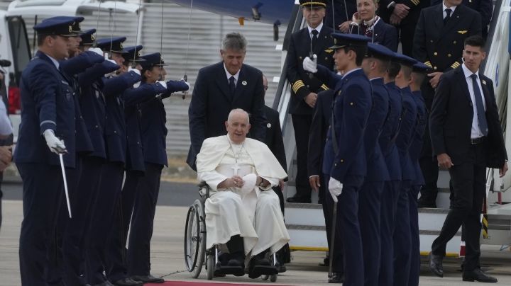 El Papa pide a Europa que trabaje por la paz tras llegar a Portugal para un encuentro de jóvenes