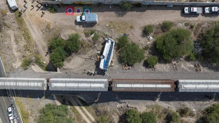 Tren embiste a un autobús “Flecha Azul” en Querétaro; hay seis muertos