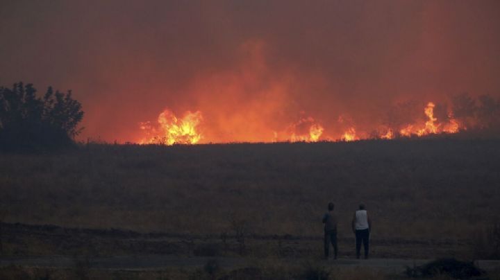 Evacuan más aldeas por incendio forestal en el norte de Grecia