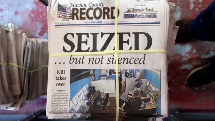 Documentos judiciales sugieren el motivo del allanamiento policial en un periódico de Kansas