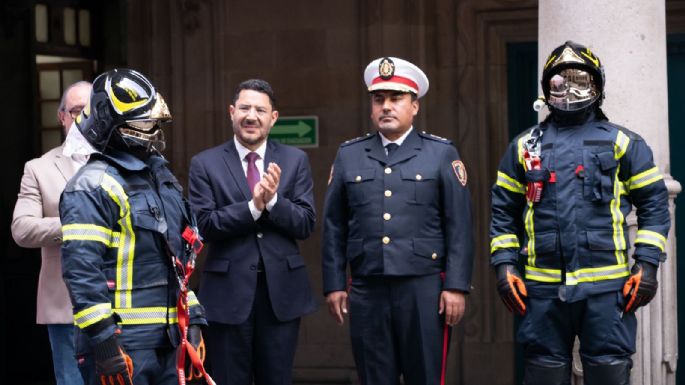 Bomberos de la CDMX reciben nuevo equipamiento; mujeres tendrán uniforme a su medida