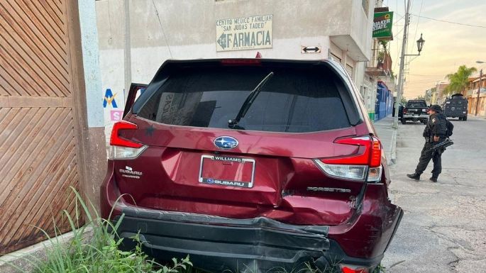 Enfrentamiento entre policías y delincuentes en calles de la colonia Teocaltiche, Jalisco