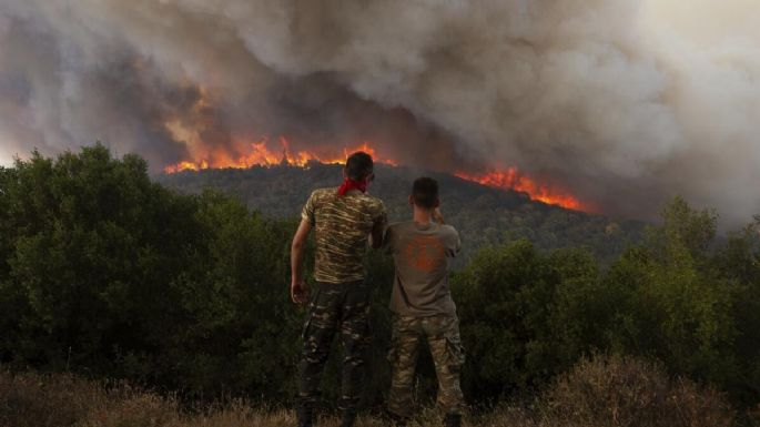 Grandes incendios forestales fuerzan evacuaciones cerca de Atenas