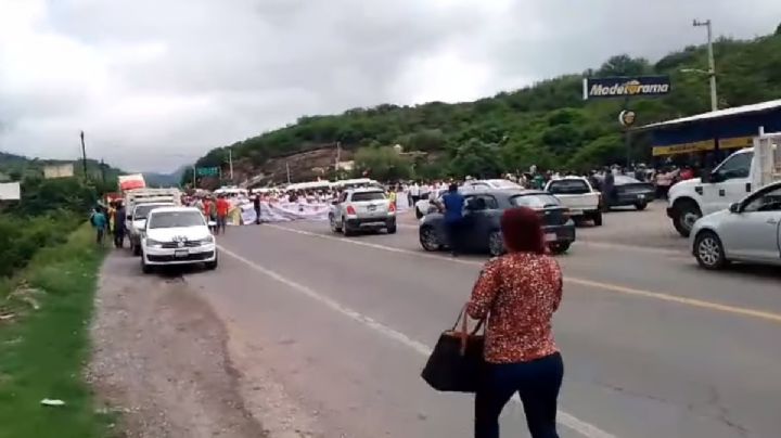 Bloquean la carretera federal México-Acapulco por la desaparición de 13 personas