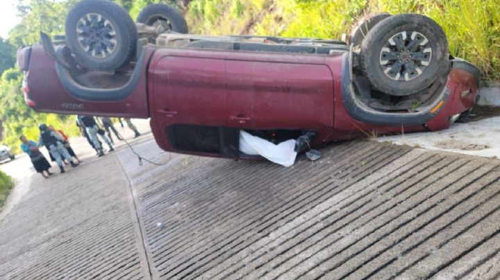 Emboscan a tesorero de Pantelhó; su chofer murió al perder el control del vehículo en que viajaban