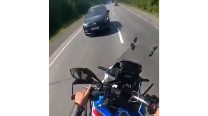 Motociclista termina con el pie deshecho tras querer rebasar un tráiler (Video)
