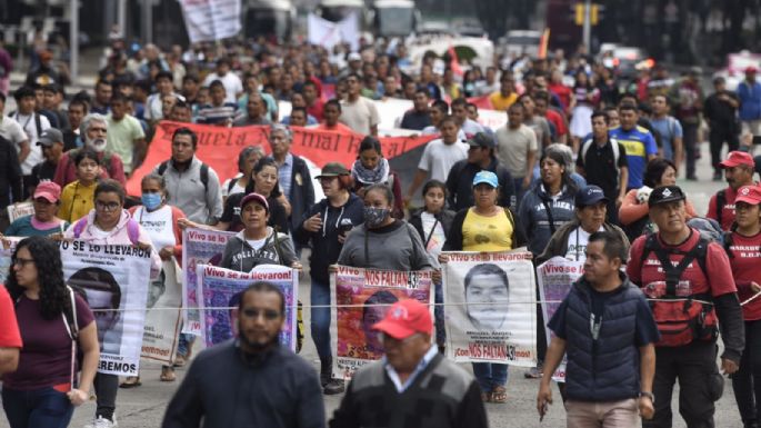 Marchan en memoria de los 43 estudiantes de Ayotzinapa (Fotogalería)