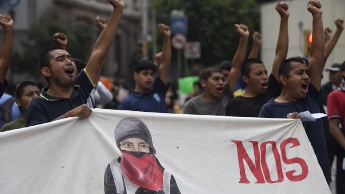 Marchan en memoria de los 43 estudiantes de Ayotzinapa (Fotogalería)