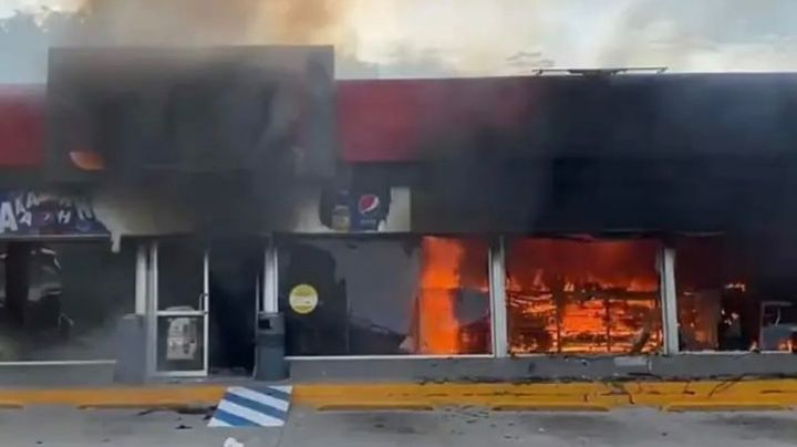 Continúa la violencia en Michoacán: bloquean carreteras y queman vehículos y tiendas (Video)