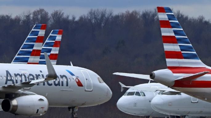Hombre trata de abrir salida de emergencia en vuelo de American Airlines