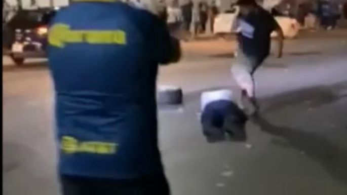 Aficionados de Monterrey golpean brutalmente a paramédico y saquean una ambulancia
