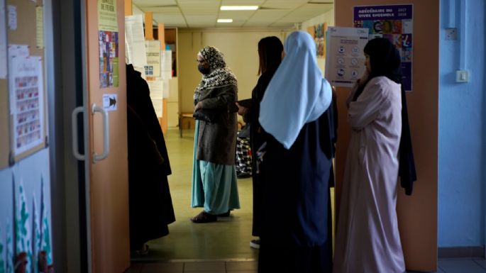 Ministro de Educación de Francia prohíbe túnicas largas en aulas