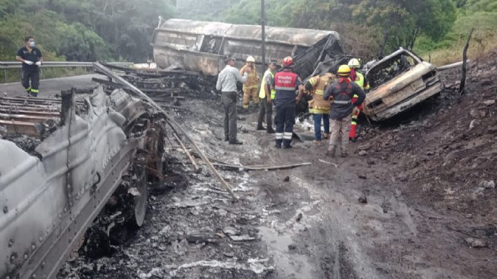 Pipa cargada de combustible explota en la Chilpancingo-Iguala; hay ocho muertos (Video)