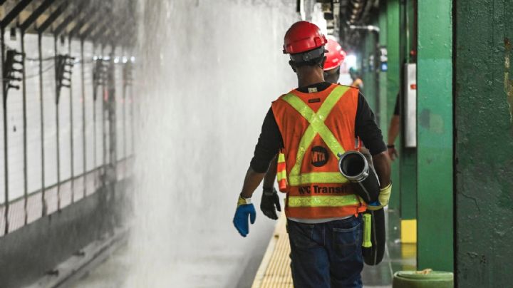 Tubería de 127 años se rompe bajo Times Square e inunda estación del metro y calles de NY (Video)