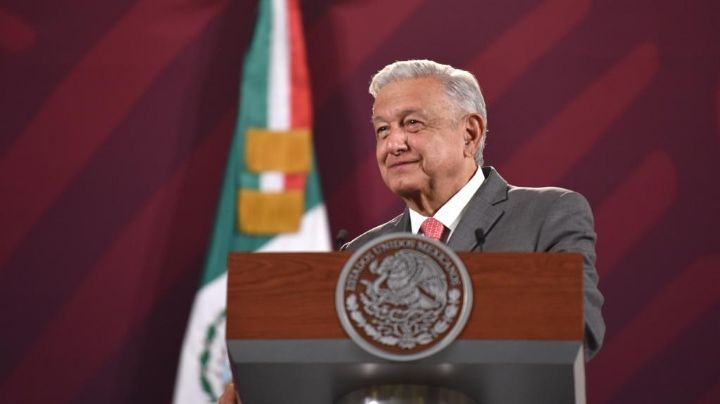 AMLO se burla de crítica de TV Azteca a libros de texto: Ovnis quieren volver comunistas a mexicanos