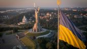 Ucrania retira martillo y hoz soviéticos de monumento en Kiev para colocar el escudo del país