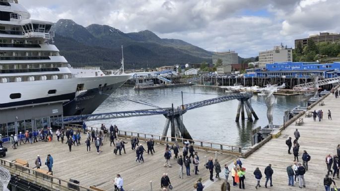 Los turistas invaden la capital de Alaska entre dudas sobre el futuro de su enorme glaciar