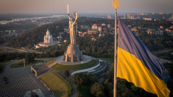 Ucrania retira martillo y hoz soviéticos de monumento en Kiev para colocar el escudo del país