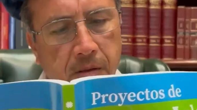 Cuitláhuac García se burla de las campañas contra los libros... y lo tunden en redes