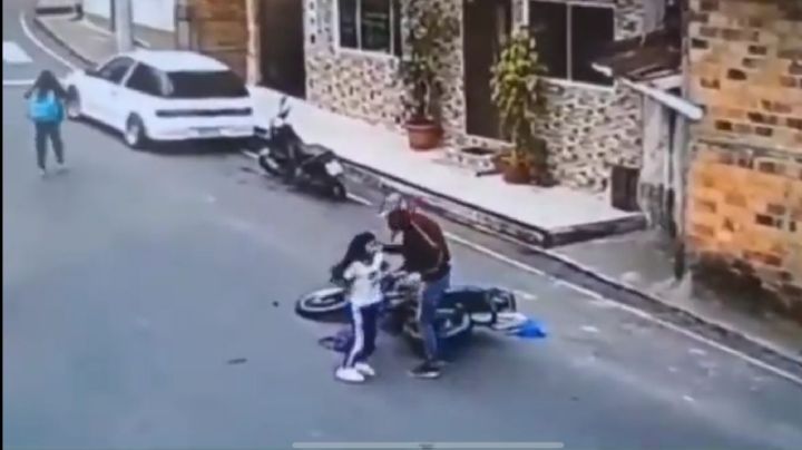 Niña queda sin un brazo tras caer de una motocicleta en movimiento (Video)