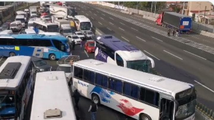 Caos vial: Transportistas bloquean ambos sentidos de la México-Pachuca
