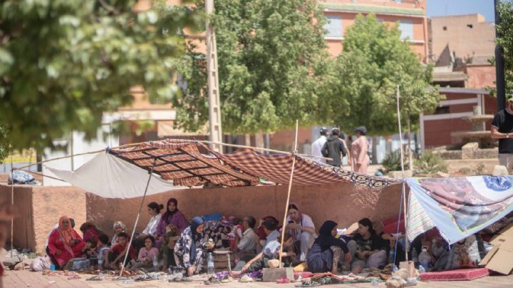 Marroquíes duermen en calles por tercer día tras sismo que dejó 2 mil 100 muertos