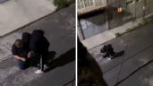 Ladrón pone de rodillas a su víctima para asaltarla en calles de Iztapalapa (Video)