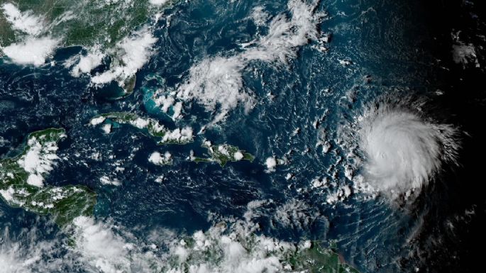 El huracán Lee sigue avanzando por aguas abiertas y provoca grandes olas en el norte del Caribe