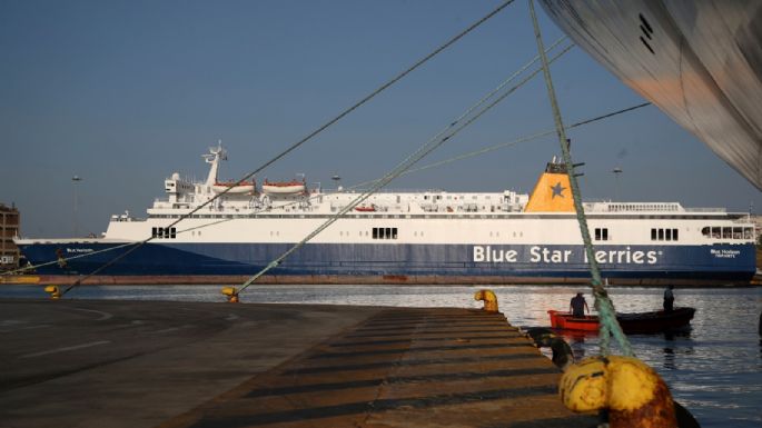 Tripulantes de un ferry avientan a pasajero al mar por llegar tarde y muere