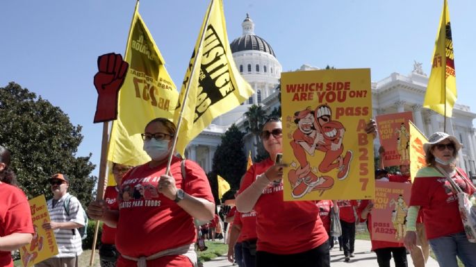 Trabajadores de comida rápida en California tendrán salario mínimo de 20 dólares por hora