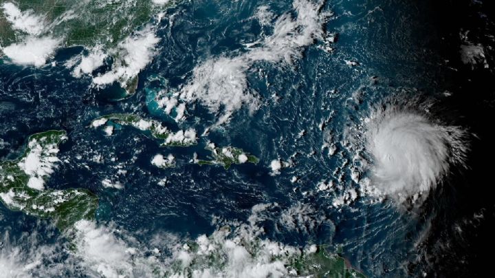 El huracán Lee sigue avanzando por aguas abiertas y provoca grandes olas en el norte del Caribe