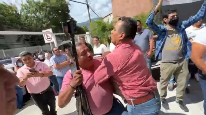 Sindicalizados, policías y escoltas golpean a reporteros en Chilpancingo (Videos)