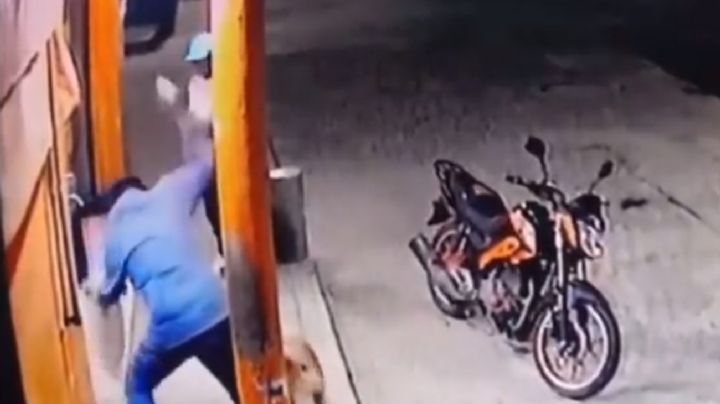 Sujeto golpea con una piedra al perro que le ladró cuando pasaba en su moto (Video)