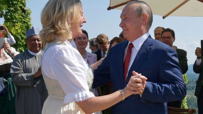 Exministra austriaca que bailó con Putin en su boda se muda a Rusia