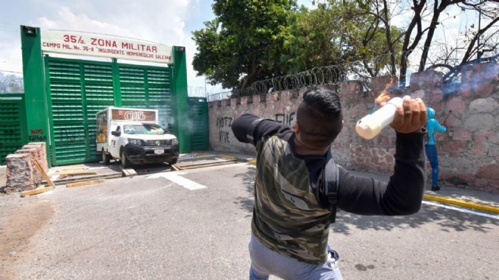 Normalistas de Ayotzinapa y militares se enfrentan con gases y petardos en Chilpancingo (Video)