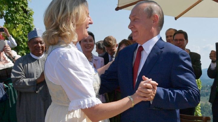 Exministra austriaca que bailó con Putin en su boda se muda a Rusia
