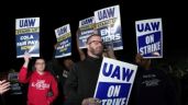 Miles de trabajadores de Ford, GM y Stellantis inician una huelga histórica en EU